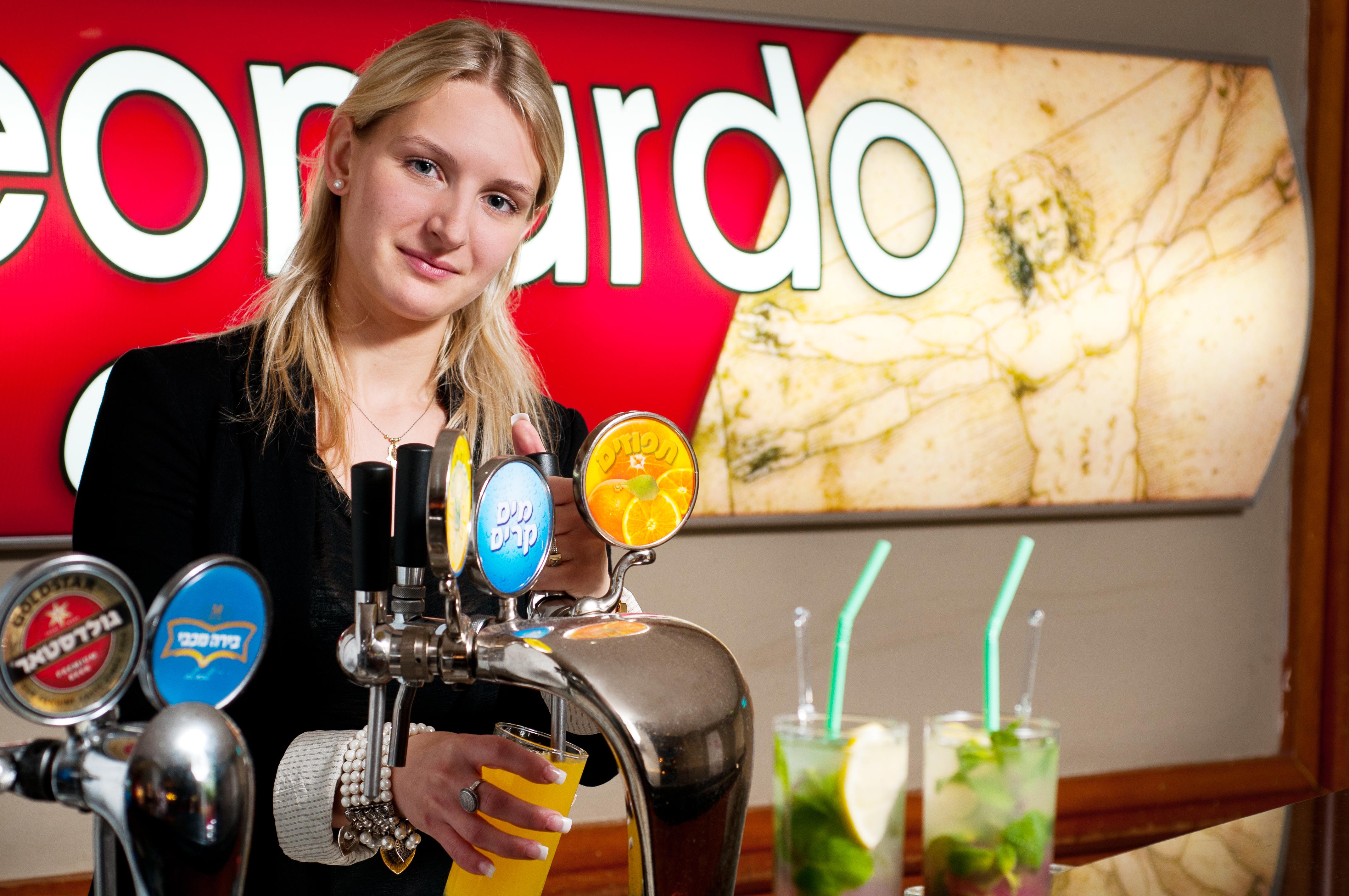 Leonardo Club Hotel Dead Sea Neve Zohar Extérieur photo A bartender at work