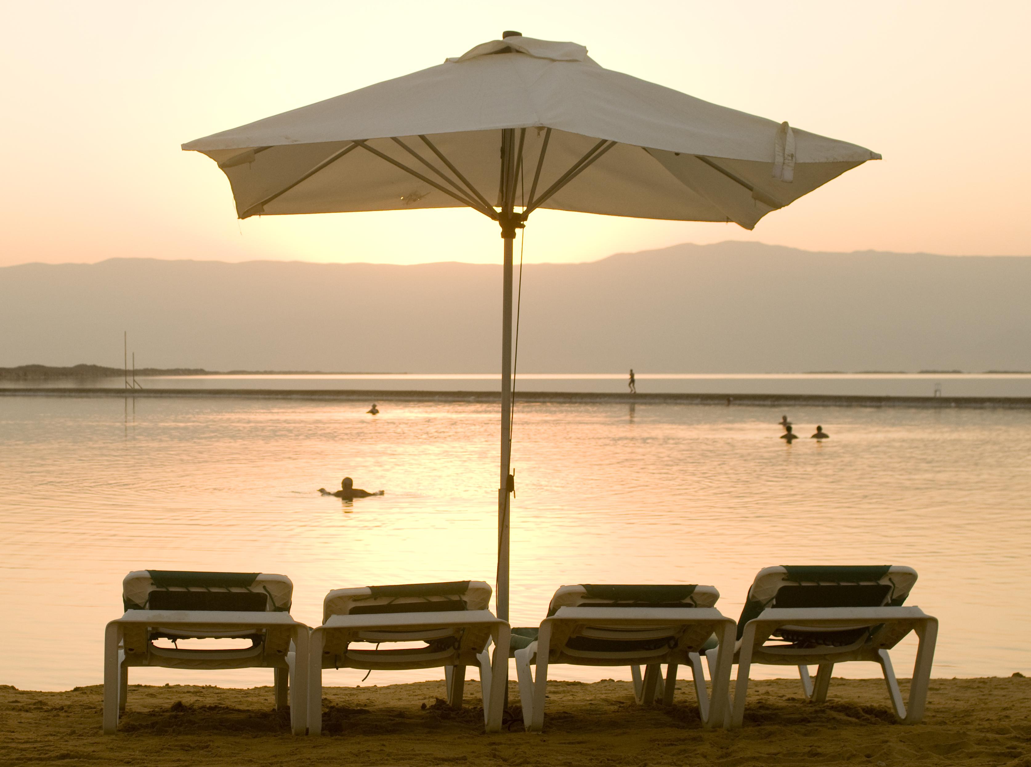 Leonardo Club Hotel Dead Sea Neve Zohar Extérieur photo Beach chairs and umbrella