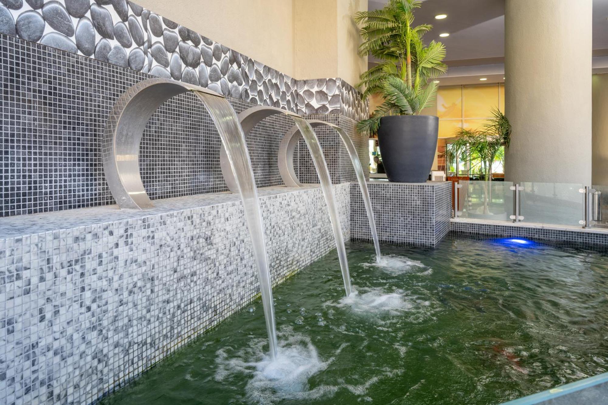 Leonardo Club Hotel Dead Sea Neve Zohar Extérieur photo Fountain at the lobby